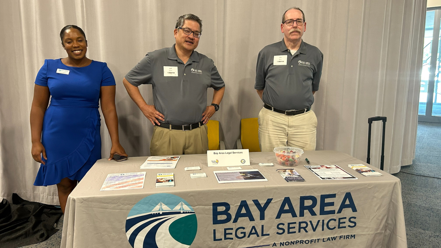 Miembros de Bay Area Legal Services en un acto de escucha