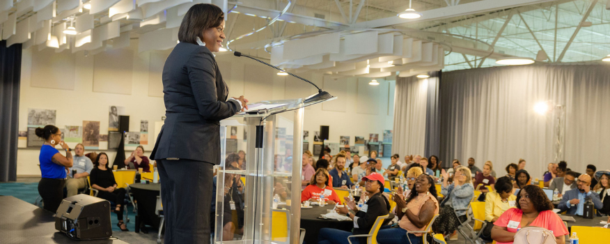 La Dra. Kanika Tomalin en la inauguración de las becas