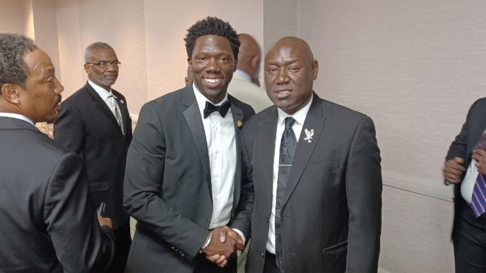 Marcus Brooks (izquierda) con el abogado Ben Crump en la Gala del Fondo para la Libertad de la NAACP de San Petersburgo.