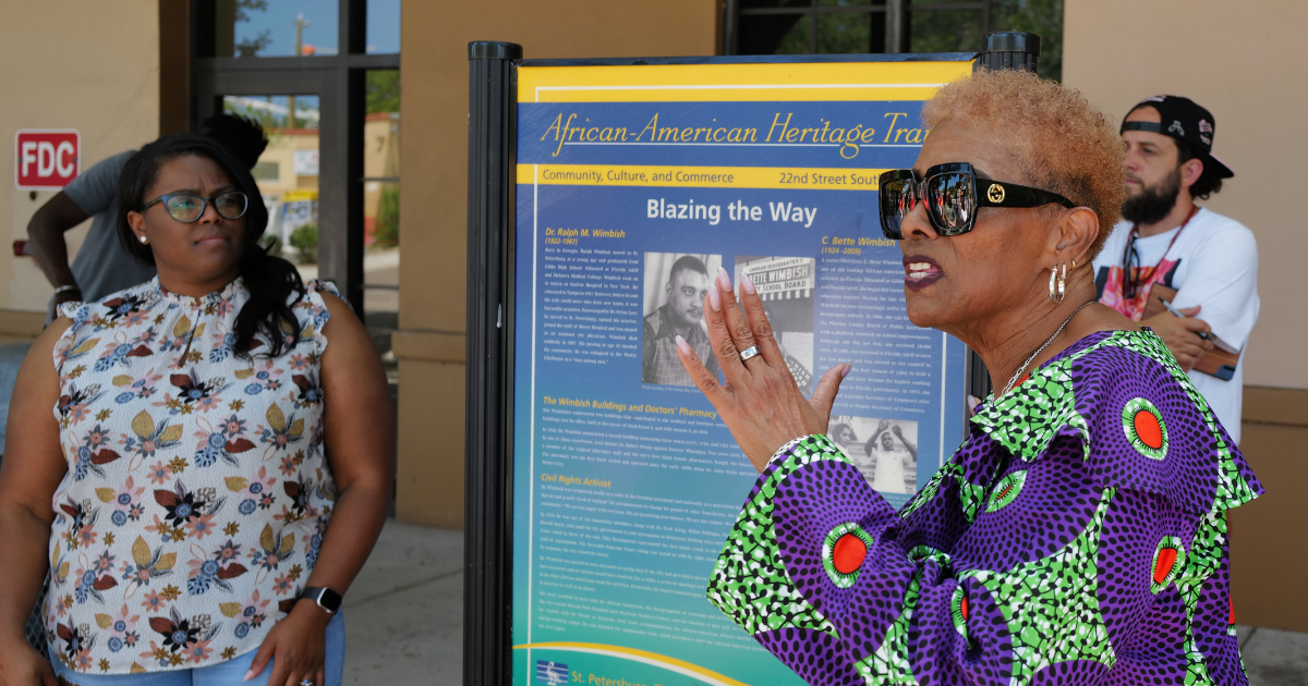 Foundation griot teaching about local history